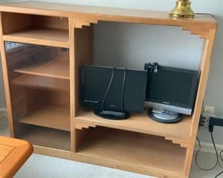 https://connect.invaluable.com/randr/auction-lot/oak-tv-stand-w-two-small-tvs-one-samsung-vizio_BC747C9B6C
