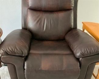 https://connect.invaluable.com/randr/auction-lot/leather-touch-recliner-w-usb-outlet_7F142EAA50