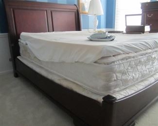 PLATFORM QUEEN SIZE BED
