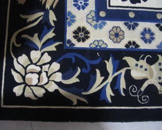 DETAIL OF AREA RUG IN GREAT CONDITION