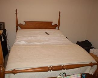Full size 4 post bed, Serta adjustable mattress
