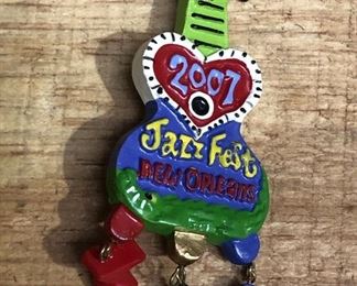 https://www.ebay.com/itm/114327359239	WL7074: 2007 Michael Hunt New Orleans Jazz Festival Jazzfest Gaiter Pin	Auction
