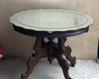 https://www.ebay.com/itm/114329026365	WL7080: Mirror Top Small Table Local Pickup	Auction
