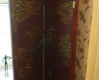 Asian Style Screen possibly made by Drexel Heritage Furniture Company. A Fine and Decorative Asian Style Four (4) Panel Screen.