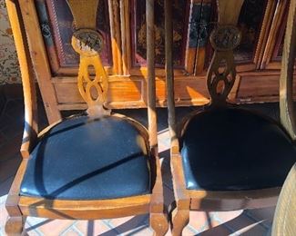 Set of 4 food antique chairs