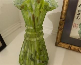 Beautifu sledge green vase..possibly Fenton...could not find mark or name