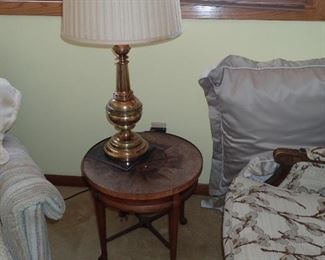 ROUND SIDE TABLE / BRASS LAMP