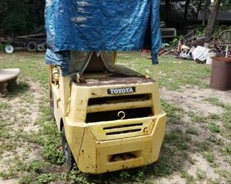 Toyota gas / 4cyl fork lift. presale priced $900 - running, working older unit. 