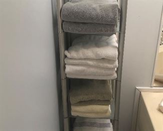 MANY LINENS, TOWELS, BLANETS.
Towel rack