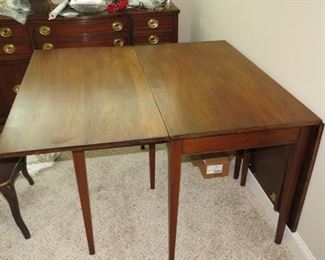 GREAT LOOKING MAHOGANY GATELEG TABLE.