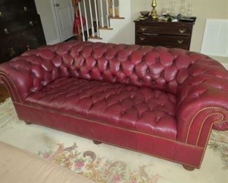 TUFTED LEATHER COUCH.