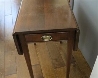 A PAIR OF DROP LEAF SIDE TABLES.