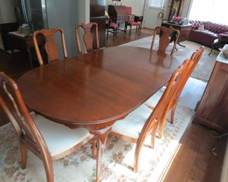 MAHOGANY DINING ROOM TABLE WITH 6 CHAIRS.