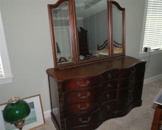 SERPENTINE MAHOGANY DRESSER WITH MIRROR.