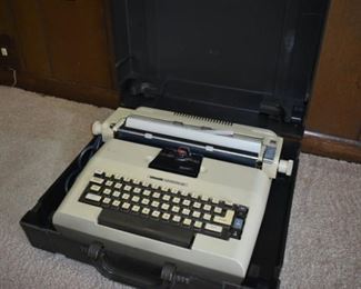 Vintage Olivetti LEXICON 82 Electric Typewriter
