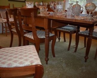 Gorgeous Cherrywood Drop Leaf Dining Table with 6 matching Side Chairs with Beautifully Turned and Columned Legs - Hand Crafted by Kentucky Furniture Company