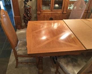 Quality Wood design on this Thomasville Table.