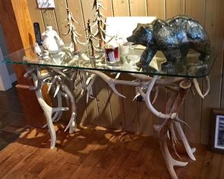 Excellent Quality Antler Table. Large heavy Alaskan Bear.