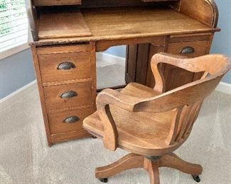 $295 Vintage four drawer and one cabinet roll top desk CHAIR IS SOLD!