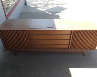 1965 MAGNAVOX STEREO