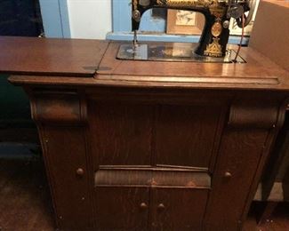 VIntage Singer Sewing Machine 1911 
