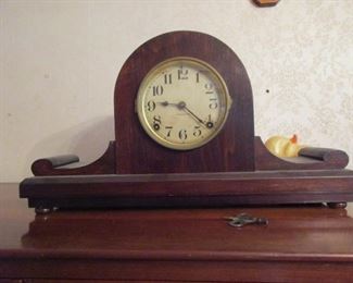 Charming mantle clock with key- working order