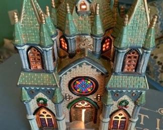 Lemax 2002 Lit cathedral w box
Lighted church includes interior lighting, decorative exterior lights, and three dimensional window scenes. 