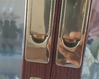 Lighted display cabinet