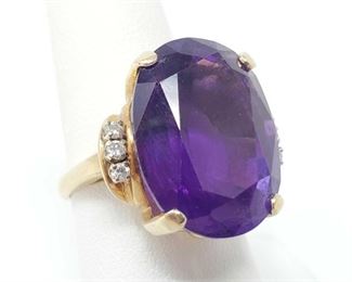 :14K Gold Ring With Semi Precious Stone weighs approx 11.8g and is a size 8