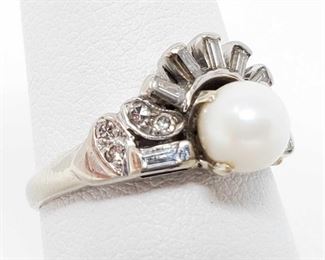 14K Gold Ring With Pearl weighs approx 3.9g and a size 8