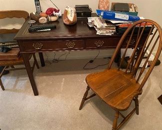Vintage Hekman leather top writing desk.