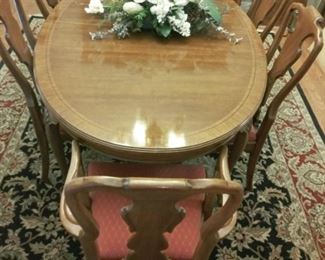 Henredon Dinning Table
 and Chairs (Beautiful)