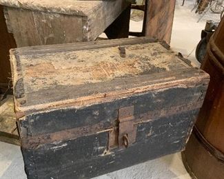 Petite antique traveling trunk, old industrial porcelain lights 