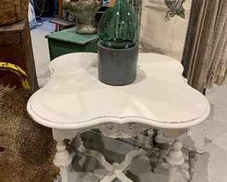 Vintage clover entry table with finial trim 