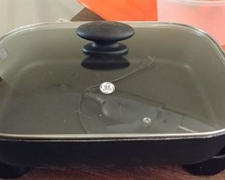 GE FRY PAN WITH COVER