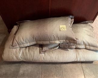 106. Comforter and 2 pillows $30 