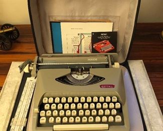 Royal Vintage Typewriter w/Case 