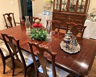 Lovely dining table and 8 chairs