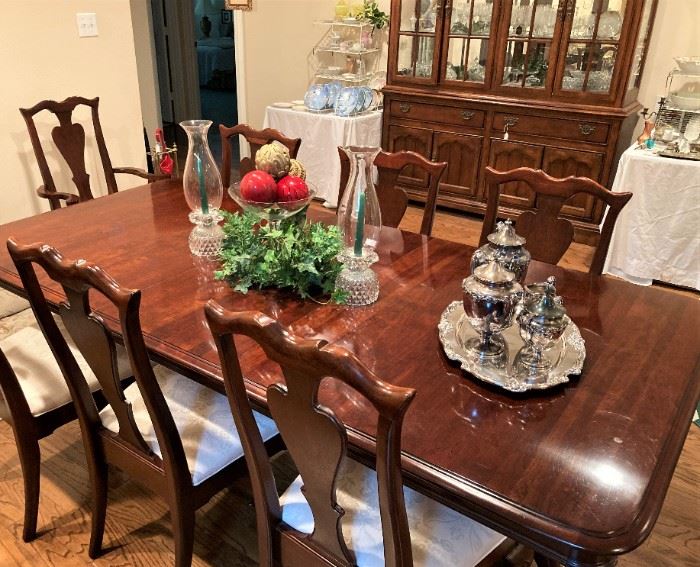 Lovely dining table and 8 chairs