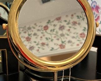 Magnifying mirror