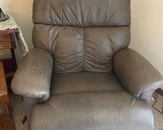 Lazy Boy Recliner, in Excellent Condition $150.00