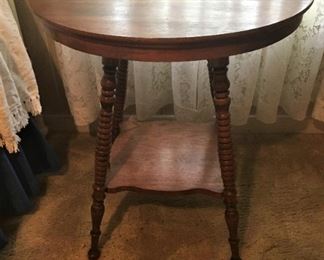GORGEOUS ANTIQUE ROUND SIDE TABLE