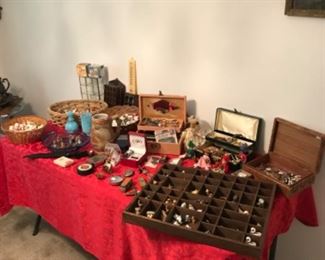 Many smalls including a huge thimble collection.