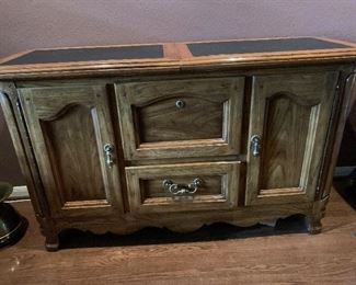 $285- Wow! Awesome Thomasville server bar