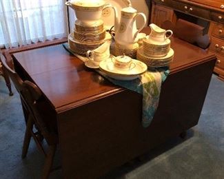 Beautiful 1960s Drop leaf table w/2 leafs 4/chairs