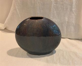 round vase