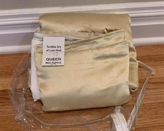 Bed ruffle never used (Queen)