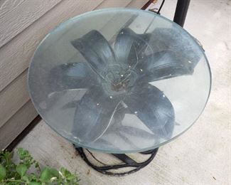 Darling Round Glass top a Metal Flower