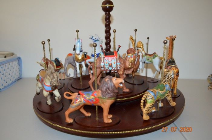 The Treasury of Carousel Art Franklin Mint                         
12 Animals & Wooden Rotating Display