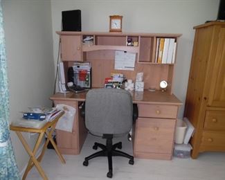 Office Desk with Hutch